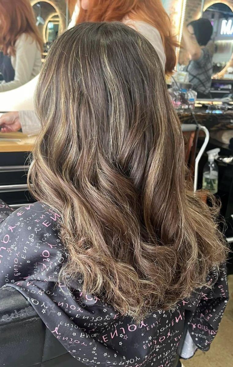 Brunette waves with soft highlights by Pandee